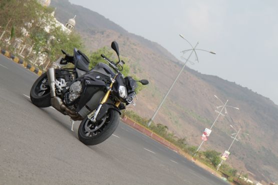 2015 BMW S1000R first ride review web1