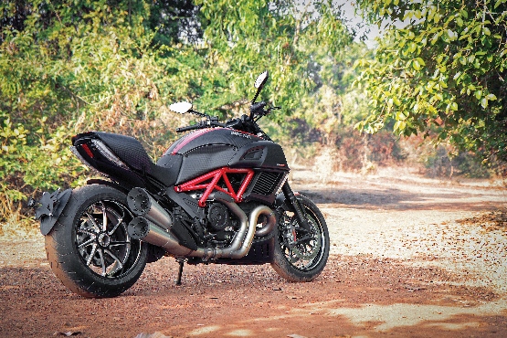 Ducati Diavel Carbon (11) (555x370)