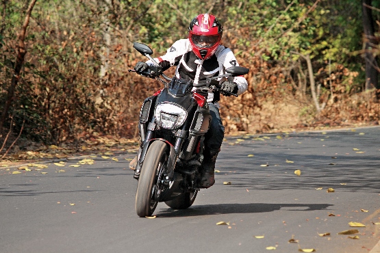 Ducati Diavel Carbon (13) (555x370)