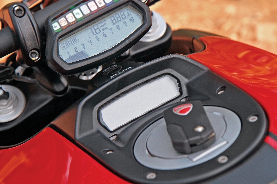 Ducati Diavel Carbon (5) (555x370)