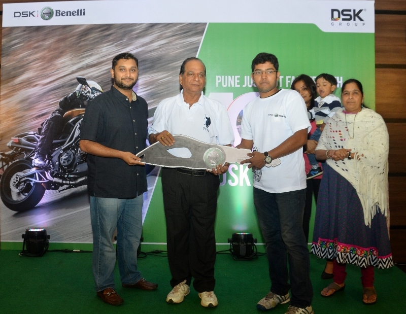 (L - R) Mr. Shirish Kulkarni, Chairman, DSK Motowheels, Mr. D. S. Kulkarni, CMD, DSK Group, 100th Custormer Mr. Aniket Sahani, TNT300, Mrs. Hemanti Kulkarni, President, (800x619)