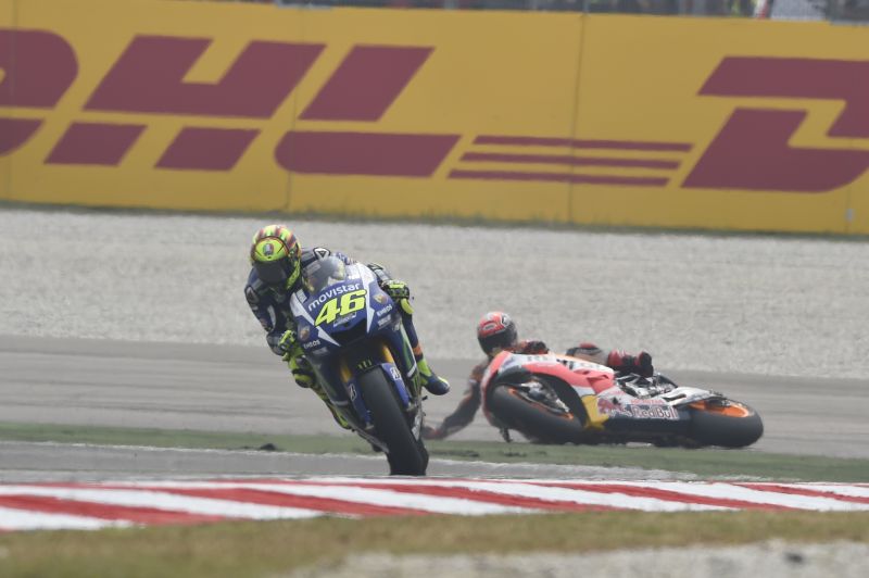 Crash 93 MARQUEZ Marc ESP Repsol Honda Team (Honda) 46 ROSSI Valentino ITA Movistar Yamaha MotoGP (Yamaha) action during the Malaysia Grand Prix from October 22 to 25th 2015 at Sepang circuit, Selangor, Malaysia - Photo Milagro / DPPI