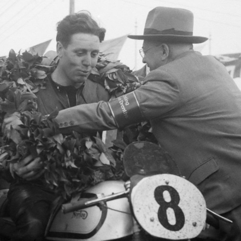 TT-races in Assen 500 cc Duke (norton) winnaar huldiging *7 juli 1951