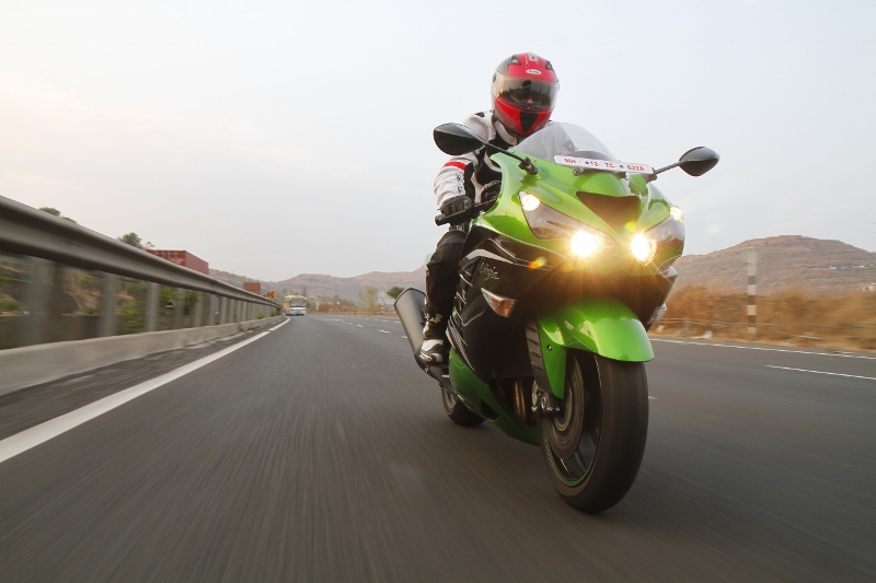 First Ride Review_Kawasaki Ninja ZX-14R_Larger than Life (11)