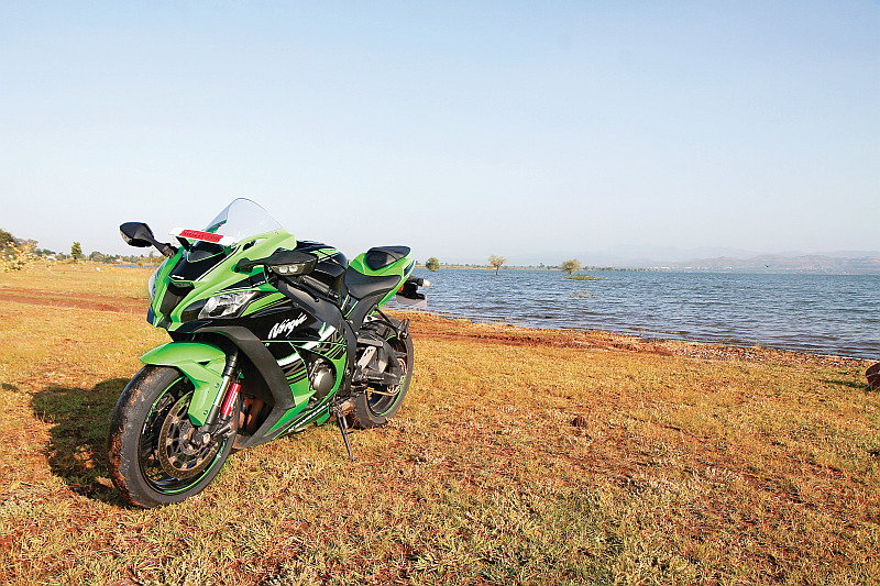 first-ride-kawasaki-ninja-zx-10r-race-bike-for-the-road-2