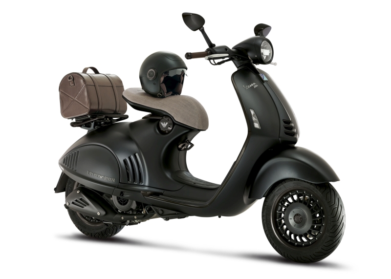 2016-vespa-emporio-armani-70th-anniversary-special-edition-launch-web-3