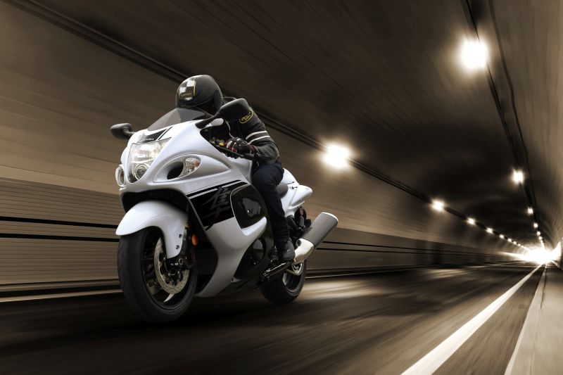 suzuki-gsx-1300r-huyabusa-white-web