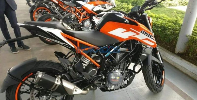 KTM-250-Duke-Spotted-WM-750x380 Web