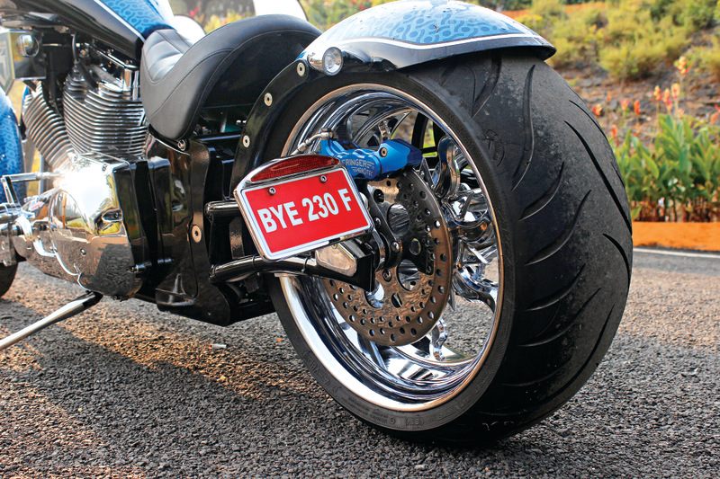 The 250-section rear tyres are slightly smaller than on the Rudra, but hardly less imposing