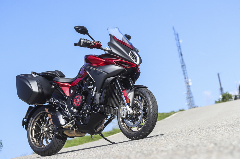 We take a closer look at the SCS in the MV Agusta Turismo Veloce 800 Lusso SCS.