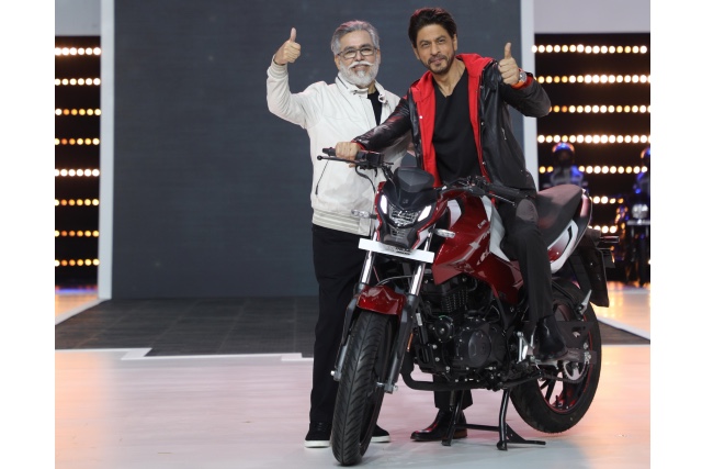 Dr Pawan Munjal- Chairman and CEO, Hero MotoCorp with global movie icon- Shah Rukh Khan at the unveiling of the company’s 100 millionth motorcycle