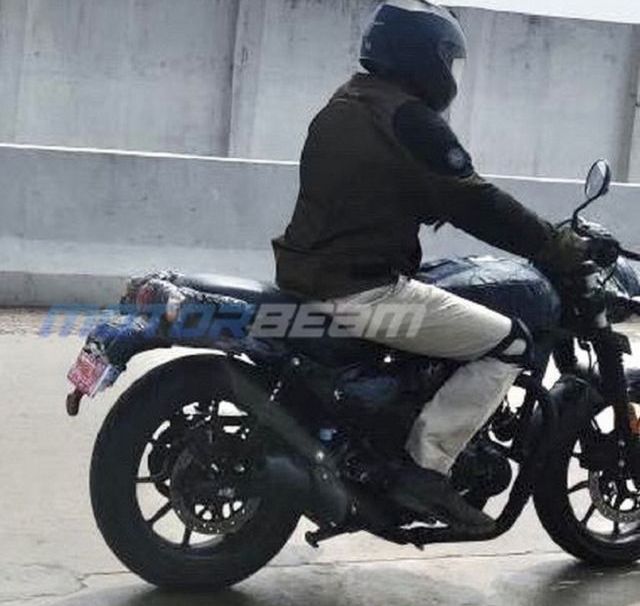 Royal-Enfield-Hunter-Spotted-Rear WEB