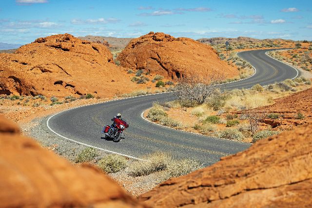 Indian Chieftain PowerPlus Elite desert road