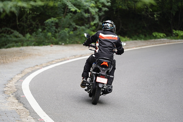 Hero Glamour X riding rear.web