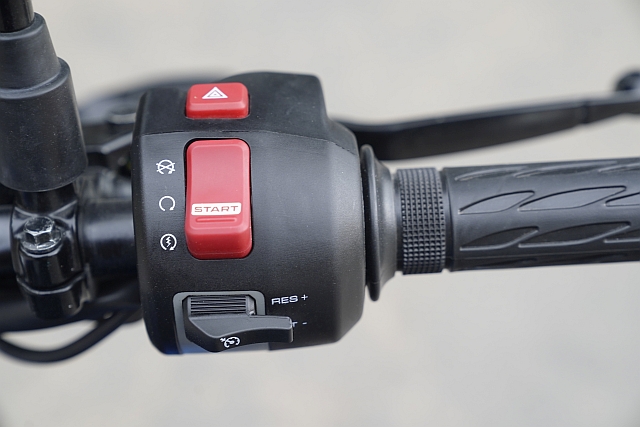 Hero Glaomur X switch-gear RHS.web
