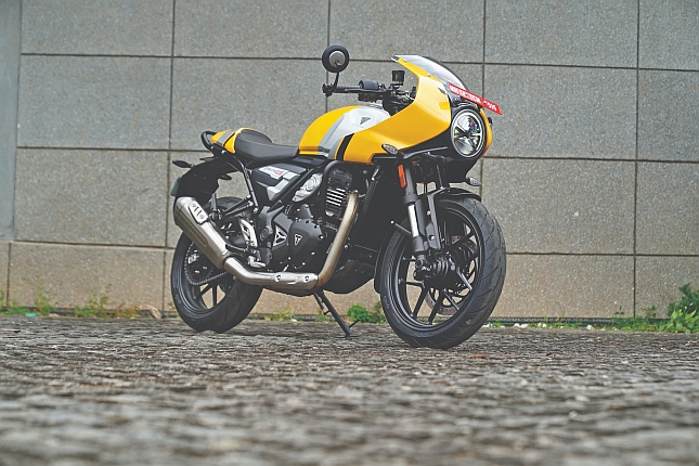 Thruxton 400 1.web