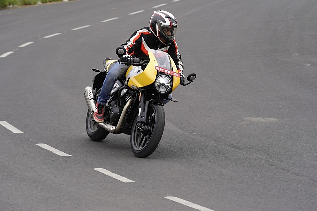 Thruxton 400 10.web