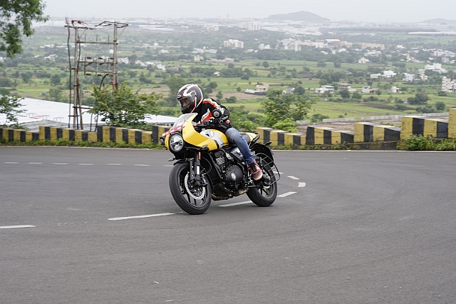 Thruxton 400 12.web