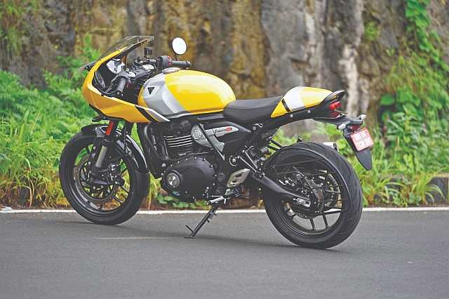 Thruxton 400 2.web