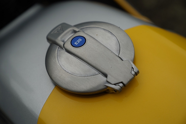 Thruxton 400 4.web