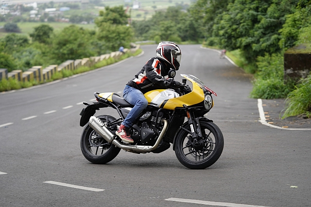 Thruxton 400 6.web