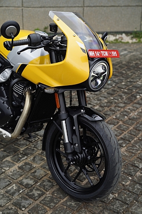 Thruxton 400 7.web