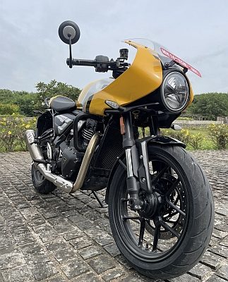 Thruxton 400 main.web