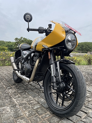 Thruxton 400 main.web