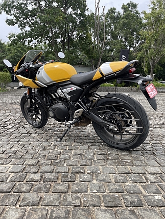 Thruxton 400 main.web.jpg side