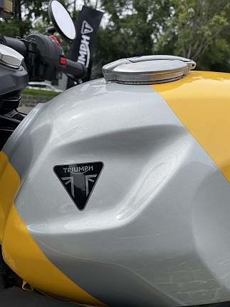 Thruxton 400 main.web.jpg tank