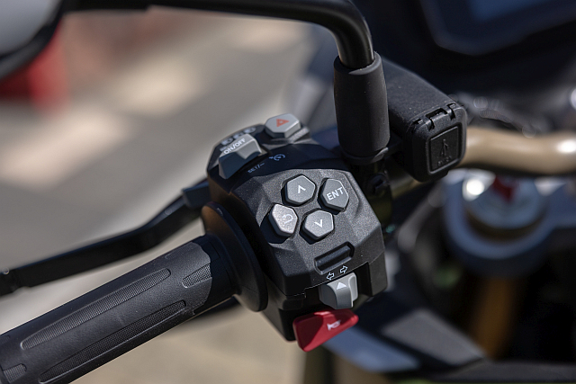 TVS Apache RTX.web switchgear
