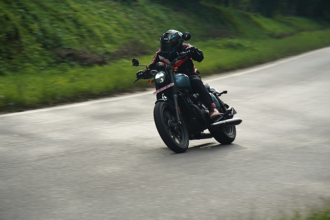 Yezdi Roadster 2025 First Ride Review.web 2