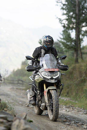 TVS Apache RTX straddling.web